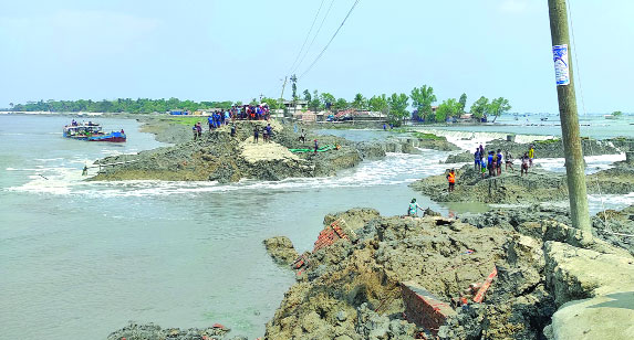 আশাশুনি উপজেলার বিছট গ্রামে ভেঙে যাওয়া বেড়িবাঁধ