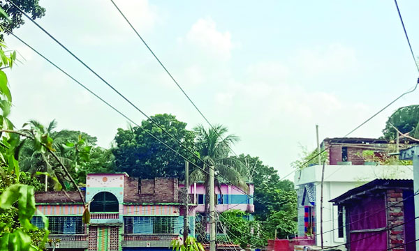 বাড়ির ছাদঘেঁষে চলে গেছে হাইভোল্টেজ বিদ্যুৎ লাইন : নয়া দিগন্ত
