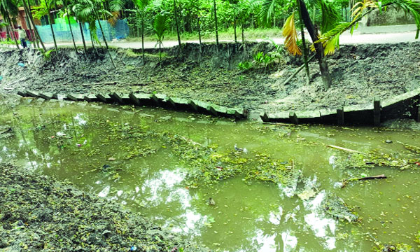 কমলনগরে একটি খাল খননের চিত্র : নয়া দিগন্ত