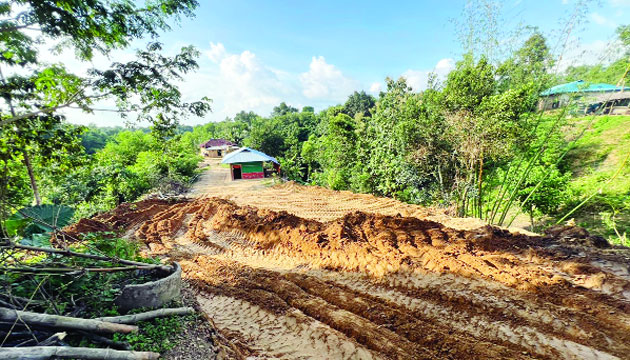 মানিকছড়িতে টিলা কেটে সমান করছে ভূমি দস্যুরা
