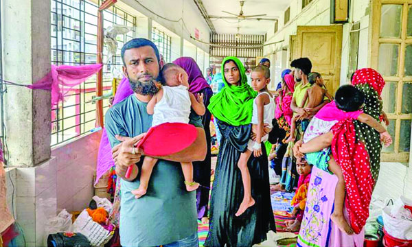 পাবনা জেনারেল হাসপাতালে জায়গা না থাকায় শিশুদের কোলে নিয়ে আছেন তাদের বাবা-মা : নয়া দিগন্ত