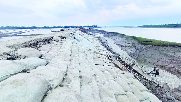 কয়রার দশহালিয়ায় কপোতাক্ষ নদের তীরে ভাঙন : ইন্টারনেট