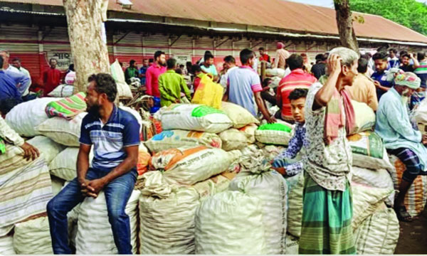 বাজারে পেঁয়াজ এনে অসহায় বসে আছেন কৃষকরা। পেছনে আড়তগুলো বন্ধ  : নয়া দিগন্ত