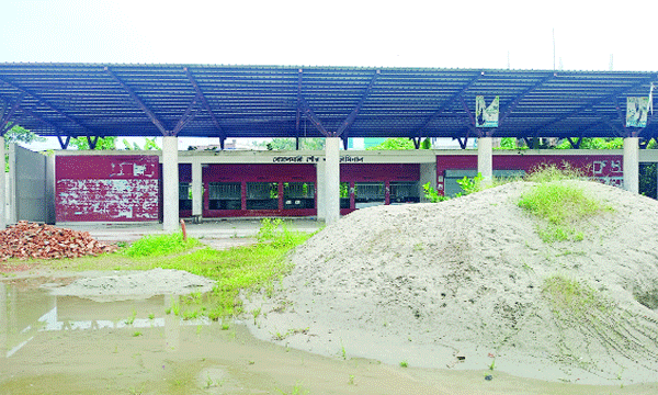 নিয়মিত বাস চলাচল না থাকায় পরিত্যক্ত অবস্থায় পড়ে আছে টার্মিনালটি  : নয়া দিগন্ত