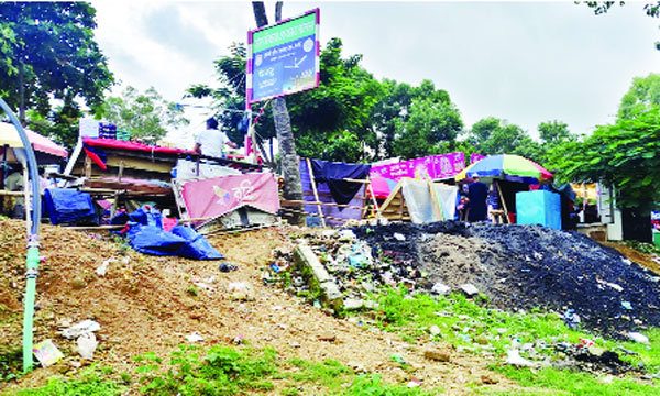 সোনাটিলায় যত্রতত্র ফেলে রাখা ময়লা-আবর্জনা : নয়া দিগন্ত