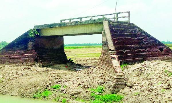 নলডাঙ্গায় মাধনগর ইউনিয়নে সংযোগ সড়কবিহীন সেতু  : নয়া দিগন্ত