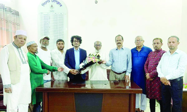 পিআইবির মহাপরিচালককে ফুলেল শুভেচ্ছা জানাচ্ছেন সিলেট প্রেস ক্লাবের নেতৃবৃন্দ : নয়া দিগন্ত