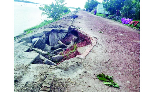 ধসে যাওয়া সড়কের একাংশ : নয়া দিগন্ত