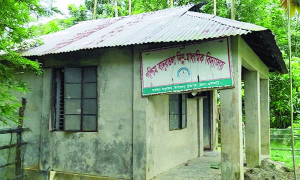 বাদুরতলা নিম্নমাধ্যমিক বিদ্যালয়ের একটি শ্রেণীকক্ষ : নয়া দিগন্ত