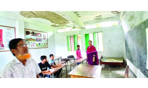 রাজাপুরের একটি পরিত্যক্ত বিদ্যালয়ে পাঠদান করা হচ্ছে : নয়া দিগন্ত