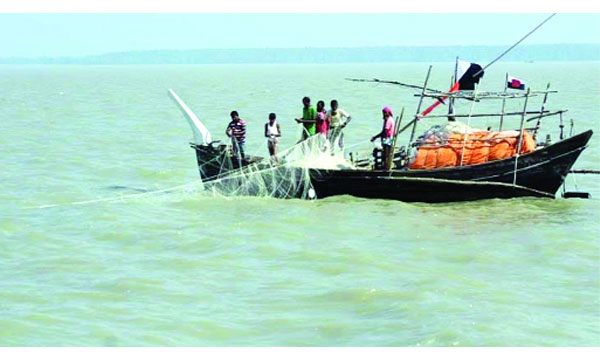 সাগরে মাছ ধরছেন জেলেরা : নয়া দিগন্ত