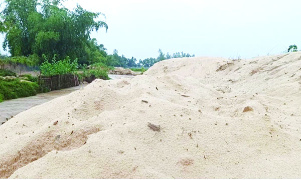 চুনারুঘাটে নদীর পাড়ে সিলিকা বালুর স্তূপ : নয়া দিগন্ত