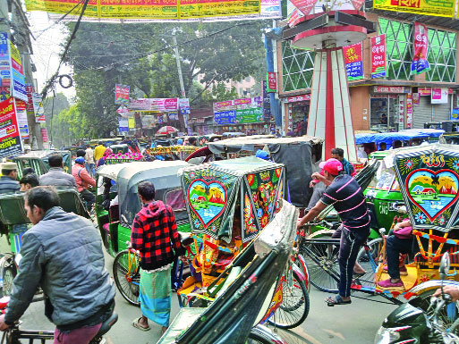 সিরাজগঞ্জ শহরের বিভিন্ন সড়কে এভাবেই যানজট লেগে থাকে : নয়া দিগন্ত