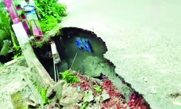 কালিগঙ্গা সেতুর সংযোগ সড়কে ধস : নয়া দিগন্ত