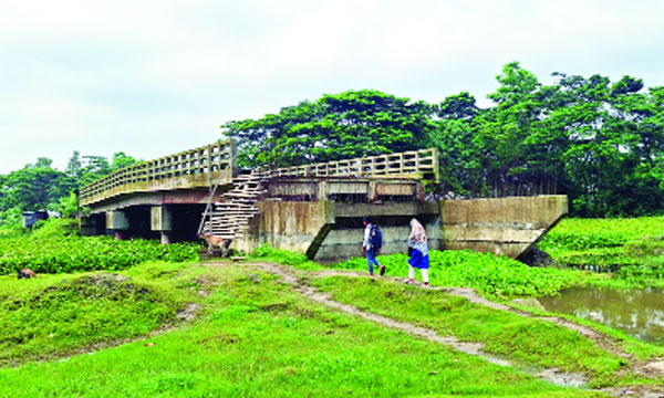 হাসেম আলী খান বাজারসংলগ্ন খালের ওপর অসমাপ্ত সেতু : নয়া দিগন্ত