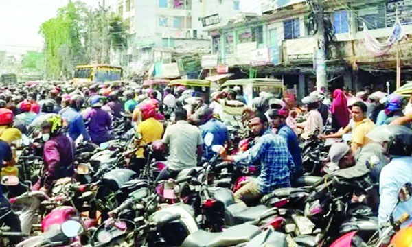 সাতক্ষীরায় একটি তেলের পাম্পে দীর্ঘ লাইন  : নয়া দিগন্ত