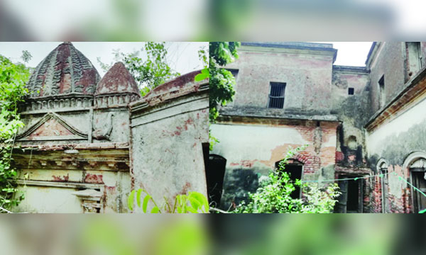 কালের বিবর্তনে ক্ষয়ে যাচ্ছে তাঁতিবন্দের জমিদার বাড়ি