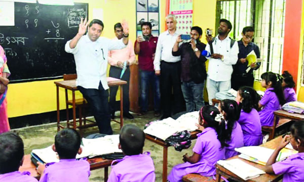 জৈন্তাপুরে প্রাথমিক বিদ্যালয়ে শিক্ষার্থীদের সাথে কথা বলছেন প্রতিমন্ত্রী ববি হাজ্জাজ : নয়া দিগন্ত
