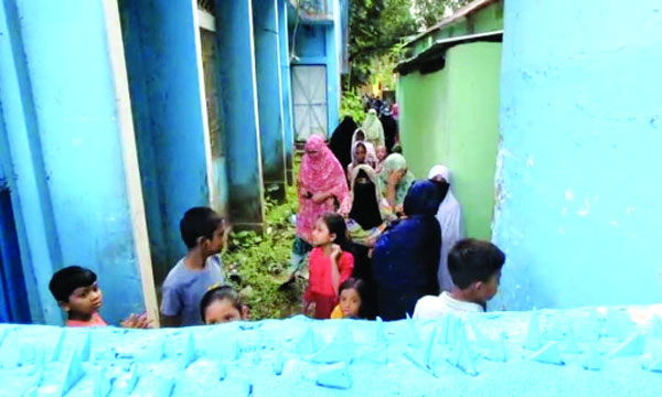 লহ্মীপুর পৌরসভা সড়কের মুখে দেয়াল নির্মাণে আটকে পড়া বাসিন্দারা	 : নয়া দিগন্ত
