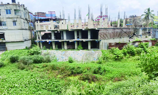 পাবনার আত্রাই নদী ভরাট করে নির্মাণ করা হচ্ছে বহুতল ভবন : নয়া দিগন্ত