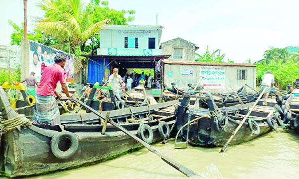 কর্ণফূলীর বাংলাবাজার ঘাটে যাত্রীর অপেক্ষায় সাম্পান মাঝিরা : নয়া দিগন্ত