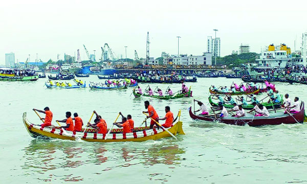 কর্ণফুলীতে ঐতিহ্যের সাম্পান বাইচ