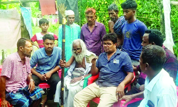 ৫৪ বছর পর বাড়ি ফেরা ছৈয়দ আহমেদ। বাঁ থেকে দ্বিতীয় বসা  :  নয়া দিগন্ত