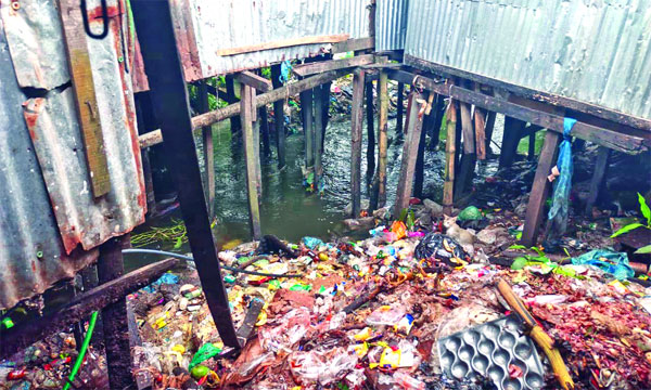 ময়লা-আবর্জনায় বন্ধ হওয়া কালভার্টের মুখ  : নয়া দিগন্ত