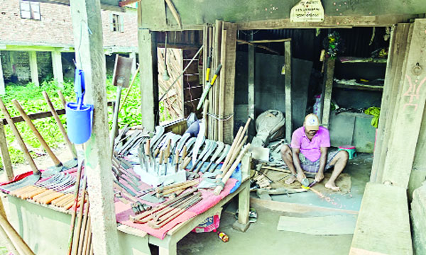 চাঁদপুরের মতলবে ছুরি, চাকু, চাপাতি, দা, বঁটি ধার দিচ্ছেন এক কামার : নয়া দিগন্ত
