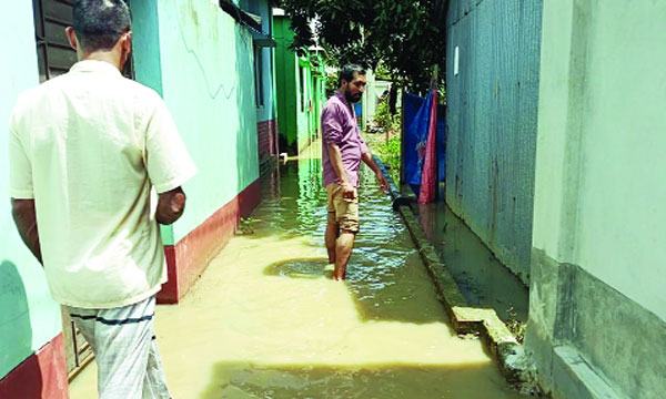 গাজীপুরের মির্জাপুরে জলাবদ্ধ লোকালয় : নয়া দিগন্ত