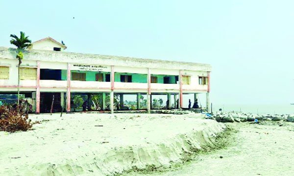 নদী ভাঙনে হুমকির মুখে রামগতির বয়ারচরের প্রাথমিক বিদ্যালয় ও আশ্রয়কেন্দ্র : নয়া দিগন্ত