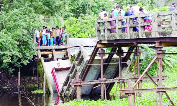 লালমোহনে ভেঙে পড়া বেতুয়া খালের ব্রিজ : নয়া দিগন্ত