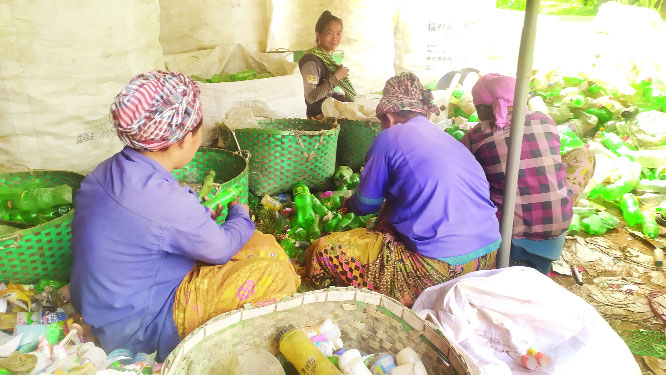 মানিকছড়িতে ব্যবহৃত প্লাস্টিক বোতল প্রক্রিয়াজাত করছেন শ্রমিকরা : নয়া দিগন্ত