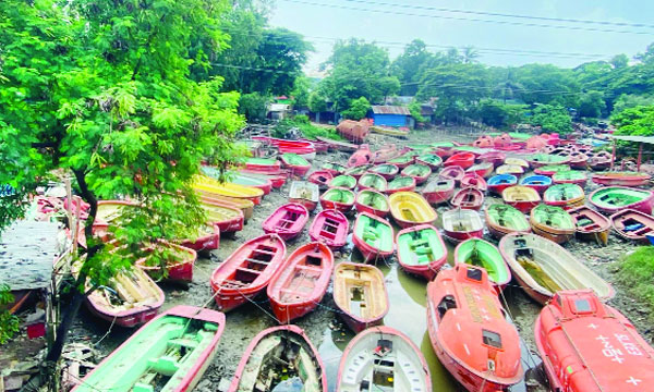 সীতাকুণ্ডে গড়ে উঠেছে  বোটের পাইকারি বাজার