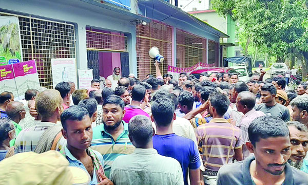 গোমস্তাপুর উপজেলা নির্বাহী কর্মকর্তার অফিস ঘেরাও করেন কৃষকরা : নয়া দিগন্ত