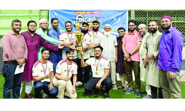 সিলেটে ক্রিকেট টুর্নামেন্টে পুরস্কার হাতে এনডিএফের সদস্যরা : নয়া দিগন্ত
