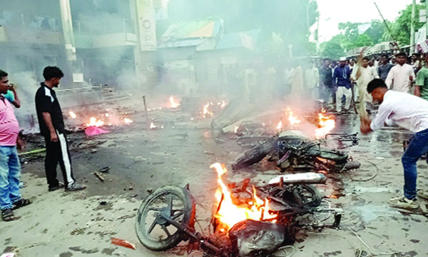 বোয়ালমারীতে বিএনপির দুই গ্রুপের সংঘর্ষকালে মোটরসাইকেল জ্বালিয়ে দেয়া হয় : নয়া দিগন্ত