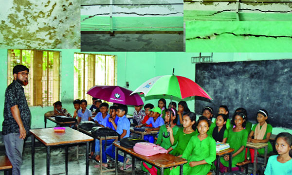 বৃষ্টির পানি থেকে বাঁচতে ছাতা মাথায় ক্লাস করছেন শিক্ষার্থীরা : নয়া দিগন্ত