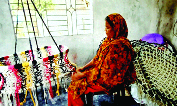 সাভারে কৃতী শিক্ষার্থীদের পুরস্কার বিতরণ করছেন ছাত্রশিবিরের নেতারা : নয়া দিগন্ত