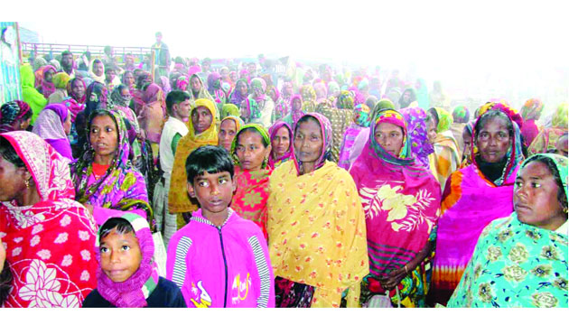 বড়াইগ্রামের মানিকপুর পয়েন্টে শ্রমিকের হাটে নারী-পুরুষ	: নয়া দিগন্ত