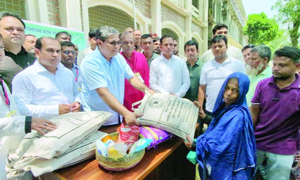 বগুড়ার মোকামতলায় ত্রাণ বিতরণ করেন প্রতিমন্ত্রী মীর শাহে আলম : নয়া দিগন্ত