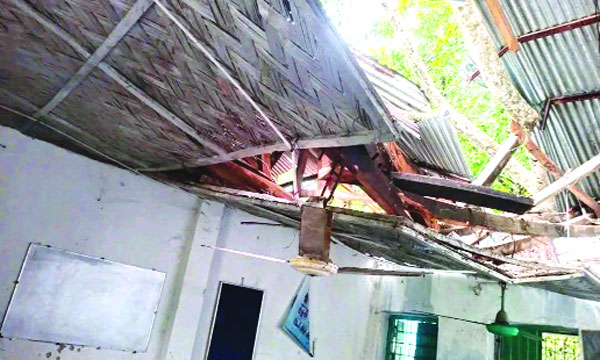 রাজাপুরে কালবৈশাখী ঝড়ে আধাখোলা প্রাথমিক বিদ্যালয়ে টিনের ঘরটি ধসে যায় : নয়া দিগন্ত