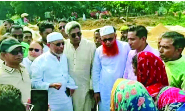 কৃষকদের সাথে কথা বলছেন বিএনপি নেতা লুৎফুজ্জামান বাবর এমপি : নয়া দিগন্ত