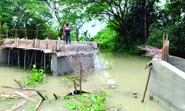 বরিশালের গৌরনদীতে ধসে যাওয়া সেতু : নয়া দিগন্ত