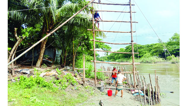 বসতভিটা রক্ষার্থে নিজ উদ্যোগে বাঁধ নির্মাণ : নয়া দিগন্ত