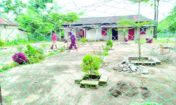 খাস জমি দখল করে নির্মাণ করা হয়েছে পাকা স্থাপনা	: নয়া দিগন্ত