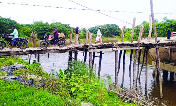 কাঁঠের সাঁকো বানিয়ে সেতুর সাথে সংযোগ করা হয়েছে : নয়া দিগন্ত