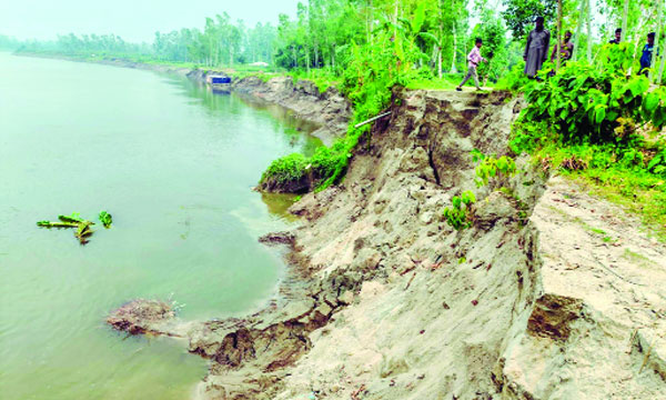 গোবিন্দগঞ্জের চকরহিমাপুর এলাকায় বাঁধে ভাঙন : নয়া দিগন্ত