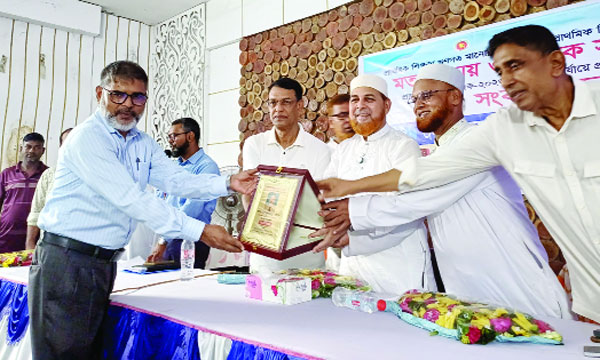 উল্লাপাড়ায় ক্রেস্ট বিতরণ করেন রফিকুল ইসলাম খান এমপি : নয়া দিগন্ত