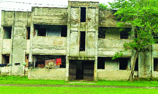 কর্মচারীদের কোয়ার্টারের বেহালদশা : নয়া দিগন্ত